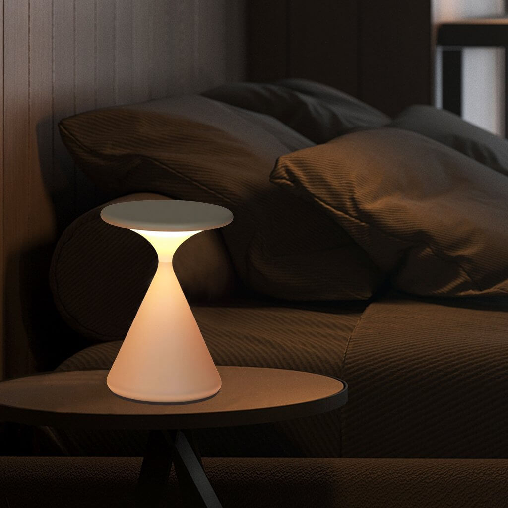 Designerska lampa Aeron Hourglass w minimalistycznej sypialni