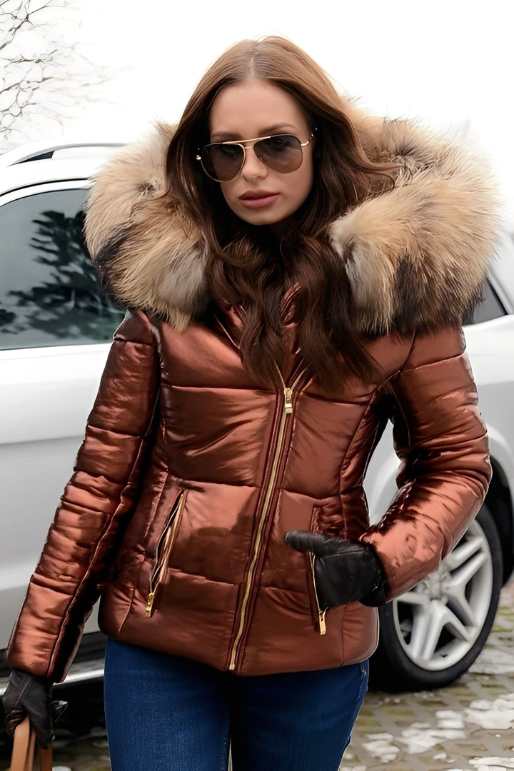 Modna damska kurtka puchowa Tiffany z zamkiem, stylowa i ciepła. Doskonała do miejskich stylizacji zimowych.