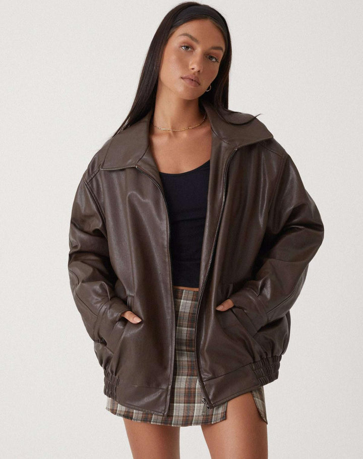 Stylowa brązowa kurtka damska oversize, swobodny krój, doskonała na co dzień. Moda casual.