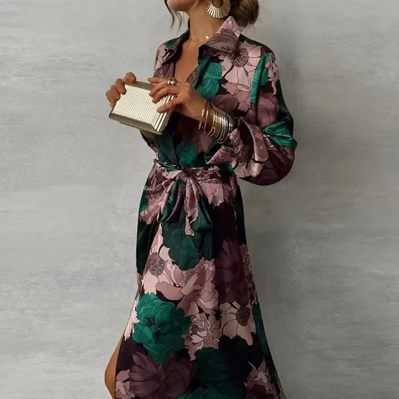 Damska sukienka maxi w ciemnej zieleni z eleganckim paskiem i długimi rękawami. Modna, uniwersalna stylizacja.