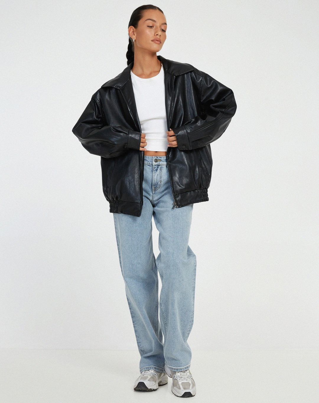 Stylowa damska kurtka oversize. Brązowa, uniwersalny fason. Moda casualowa i uliczna. Idealna na wiosnę i jesień.