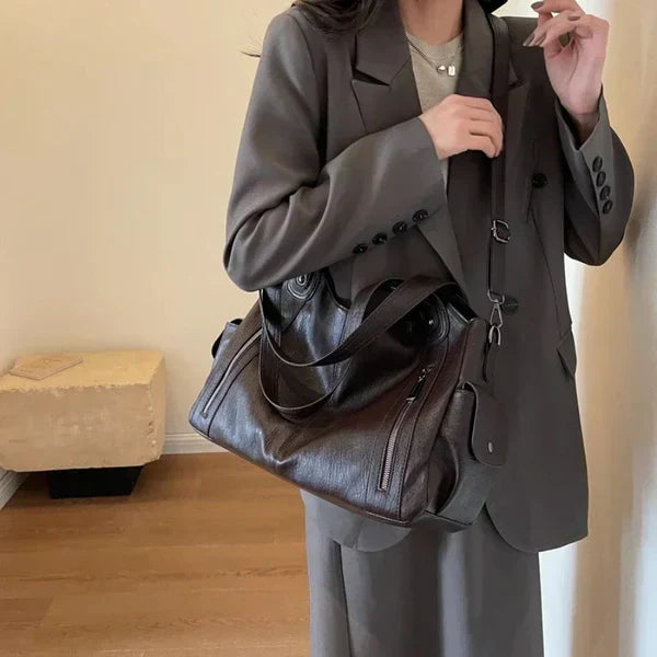 Modna torba podróżna damska z dużą pojemnością, wygodna do noszenia na ramieniu.