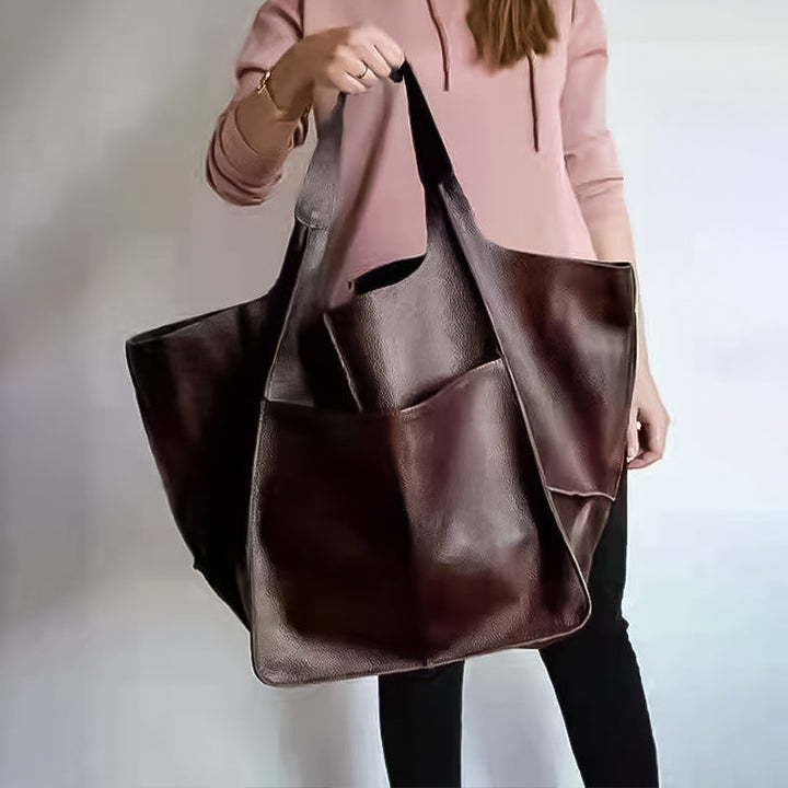 Elegancka damska torba vintage na ramię. Klasyczny styl, dodatek do kobiecej garderoby.