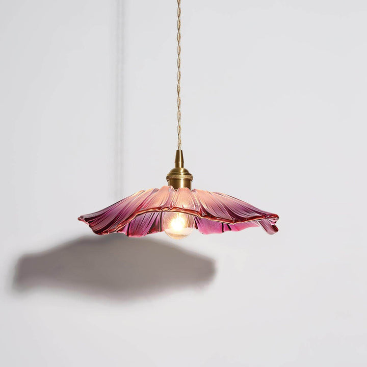 Kwiatowa szklana lampa wisząca w salonie