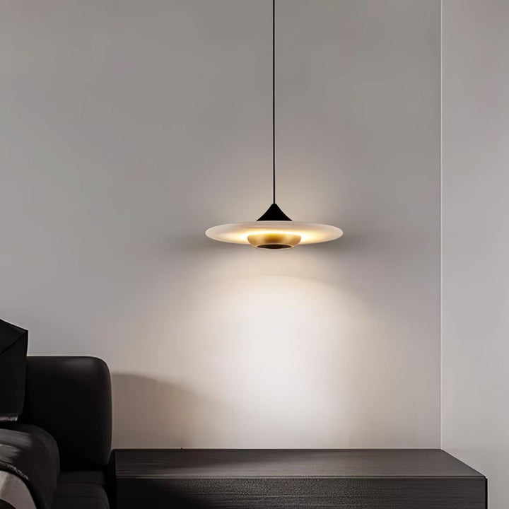 Marmurowa lampa wisząca w kształcie latającego spodka