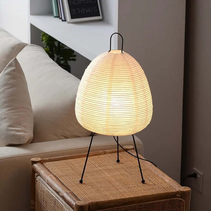 Japońska lampa z papieru ryżowego emitująca delikatne światło
