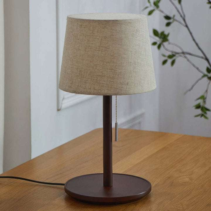 Delikatna Poświata - Nordycka Lampa Orzechowa z Luksusowymi Akcentami z Tkaniny