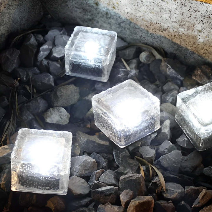 Kwadratowa lampa solarna jako element dekoracyjny