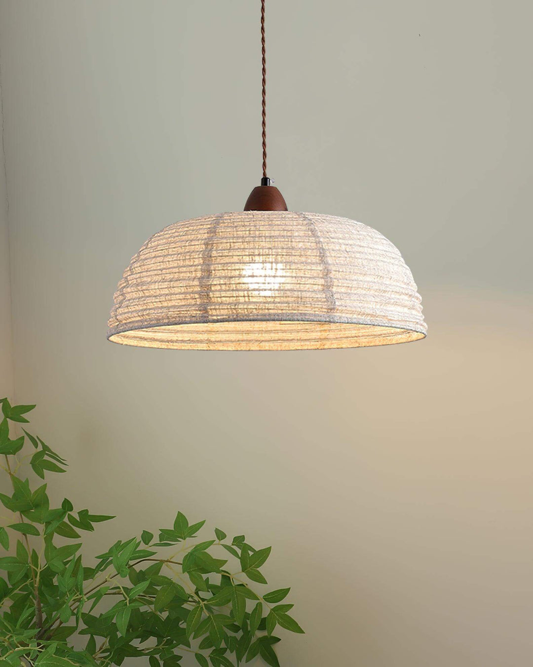 Lampa wisząca z tkaniny w nowoczesnym wnętrzu