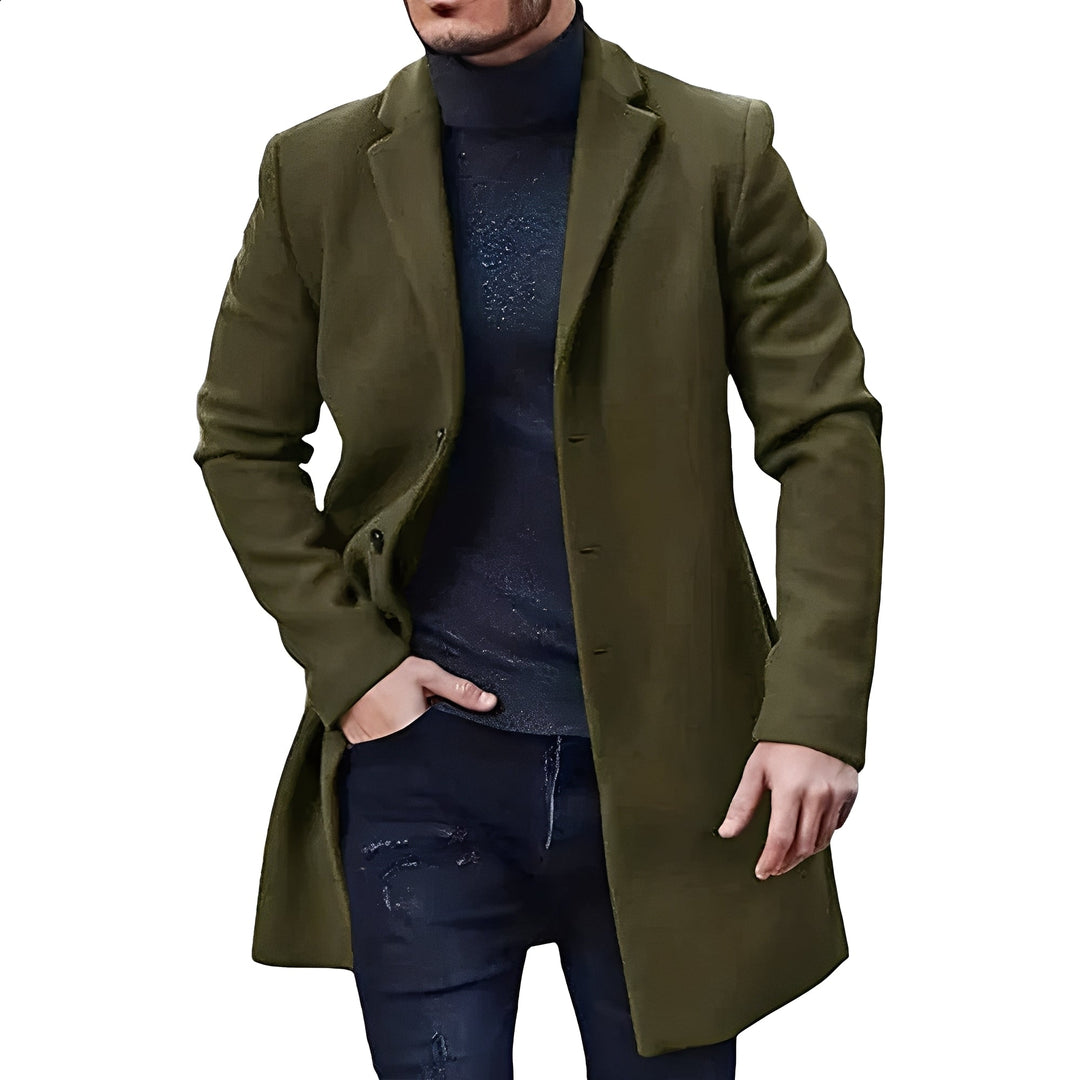 Męska kurtka jesienno-zimowa o średniej długości, podkreślająca męski styl. Eleganckie i ciepłe okrycie wierzchnie na każdą okazję.