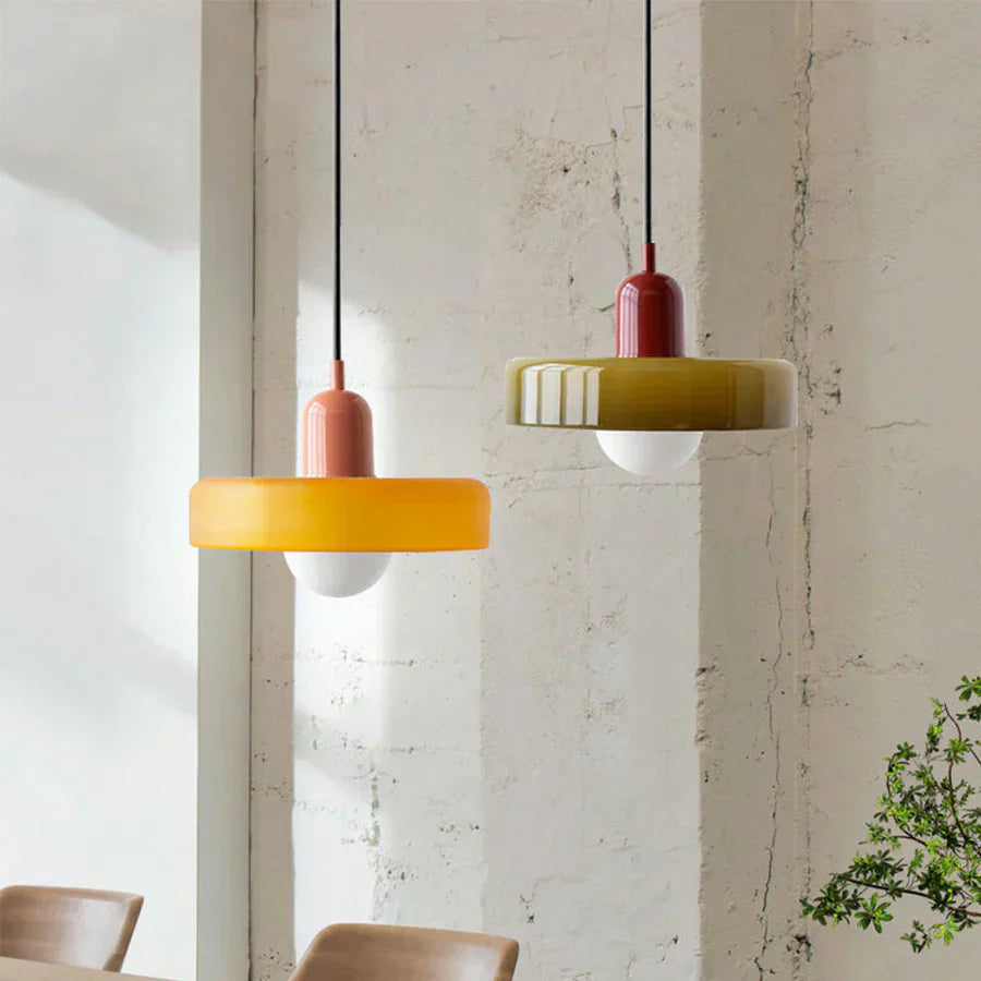 Elegancka marmurowa lampa sufitowa, design skandynawski. Oświetlenie do wnętrz.
