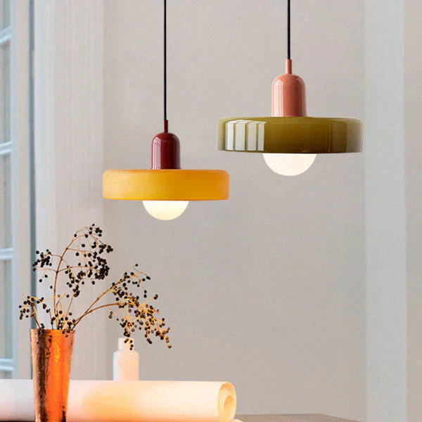 Skandynawska lampa sufitowa, marmur, minimalizm. Oświetlenie i dekoracja.