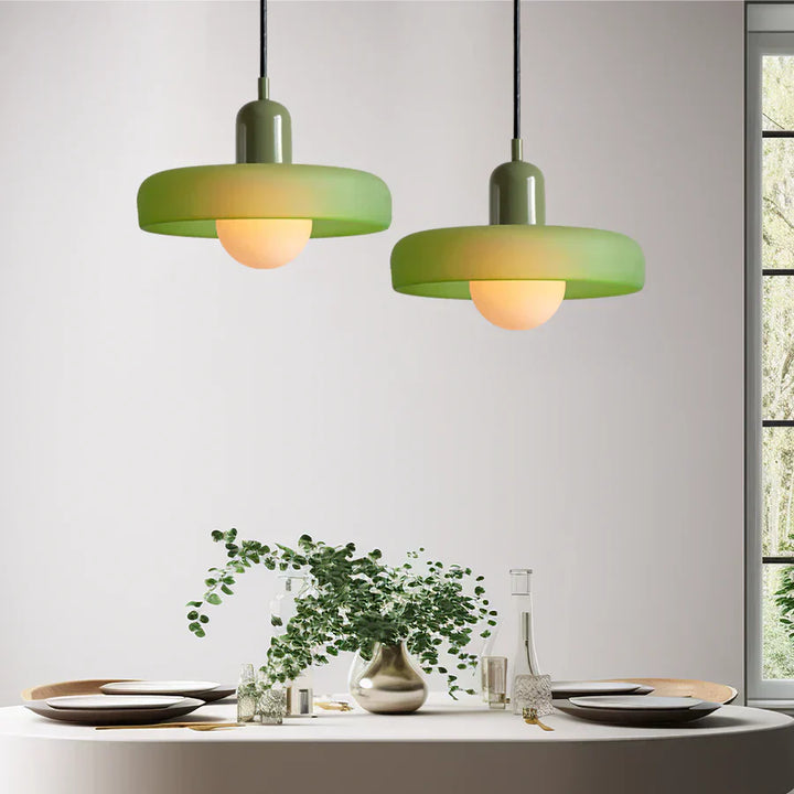 Elegancka lampa wisząca marmurowa, design skandynawski, oświetlenie jadalni.
