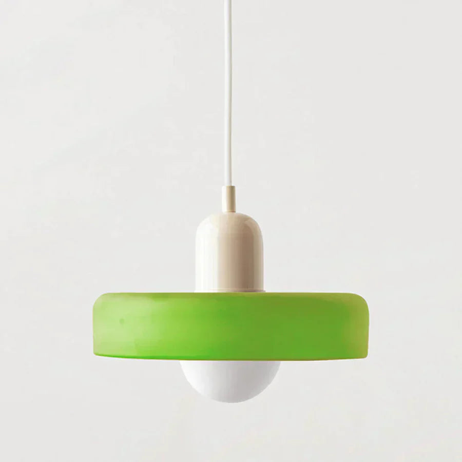 Lampa sufitowa z marmurowym kloszem, styl skandynawski. Nowoczesne oświetlenie.