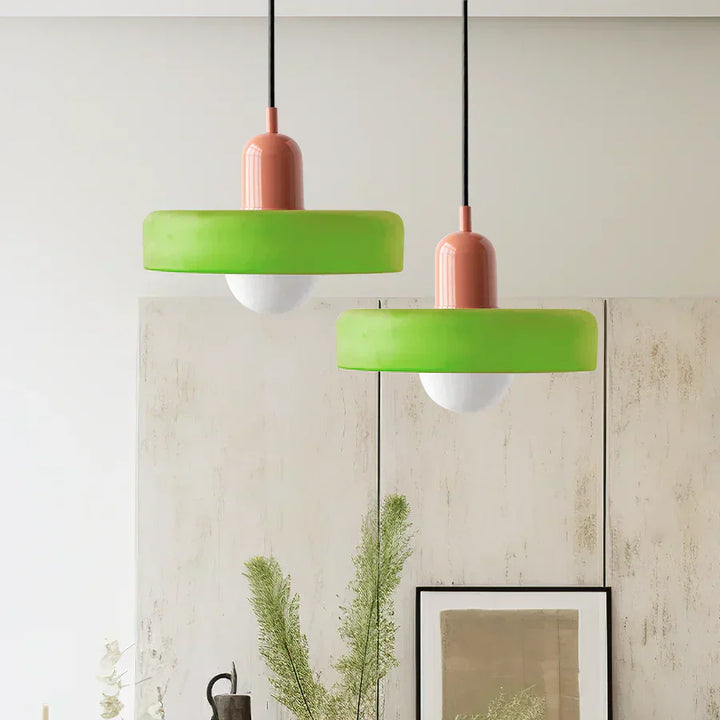 Marmurowa lampa sufitowa, elegancka i minimalistyczna. Skandynawski design.