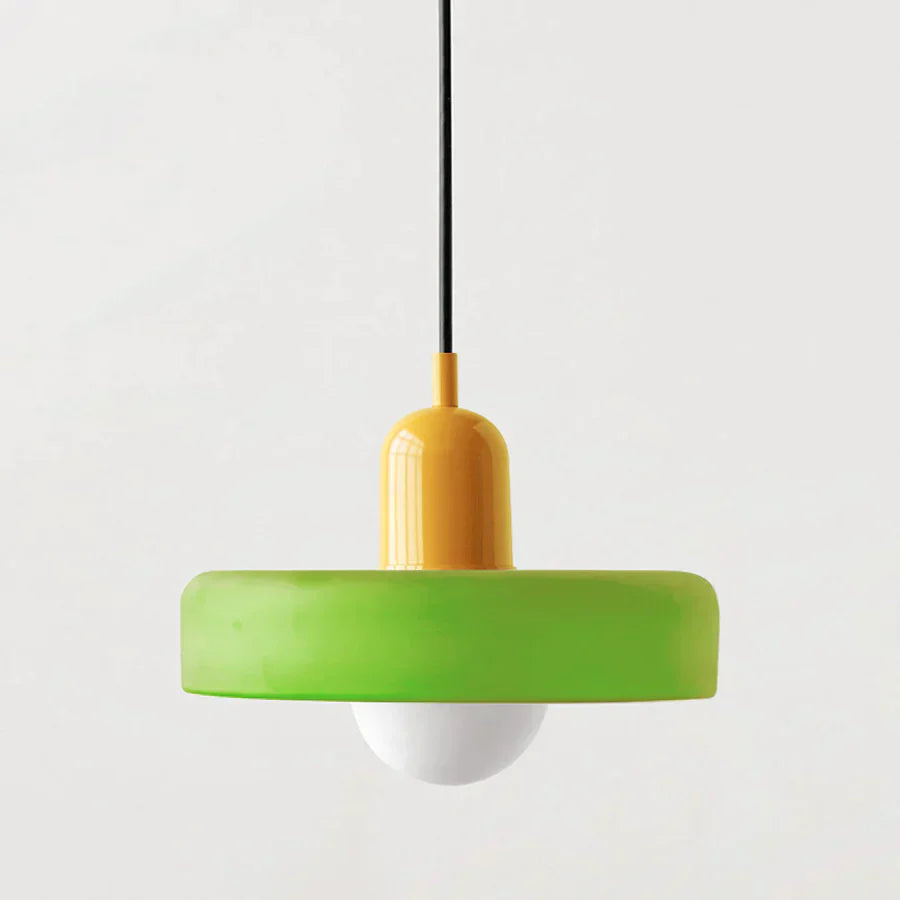 Lampa sufitowa z elementami marmuru, styl skandynawski. Oświetlenie wnętrz domu.