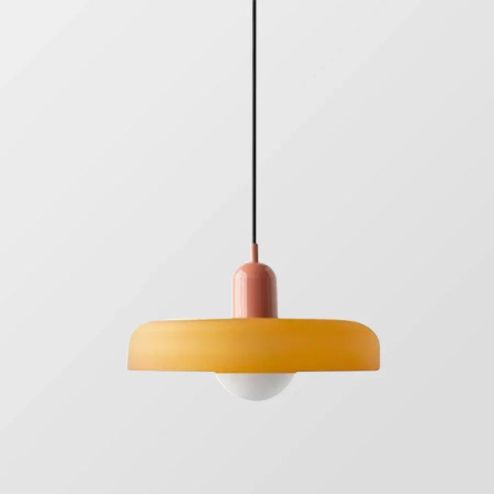 Skandynawska lampa sufitowa, marmurowy akcent. Nowoczesne i eleganckie oświetlenie.