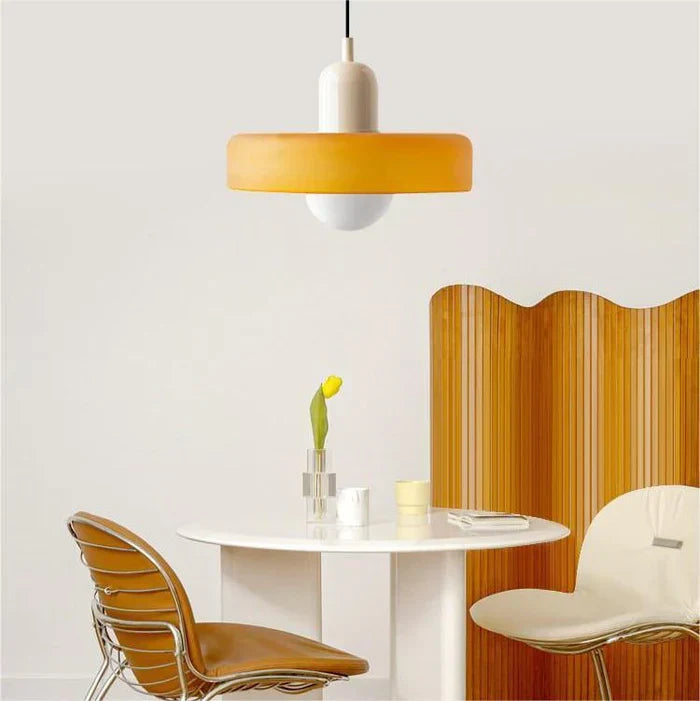Skandynawska lampa sufitowa z marmuru, do jadalni. Eleganckie oświetlenie wnętrz.