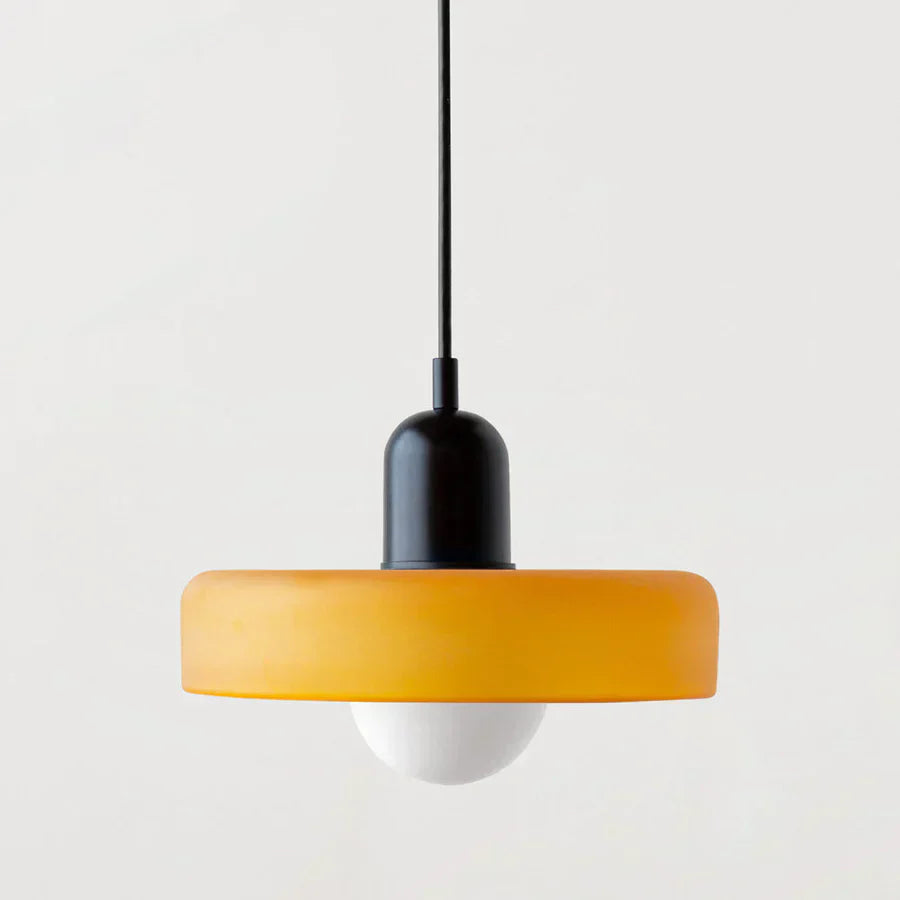 Eleganckie oświetlenie sufitowe, lampa marmurowa, skandynawski akcent. Dekoracja.