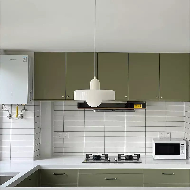 Nowoczesna lampa sufitowa, marmurowy klosz, design skandynawski. Oświetlenie.