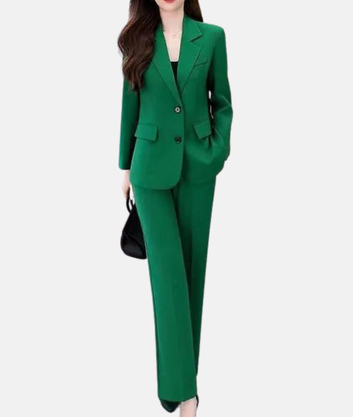 Elegancki damski garnitur Manon, dopasowany blazer, wyselekcjonowana tkanina, idealny do pracy lub na formalne okazje, widok z przodu.