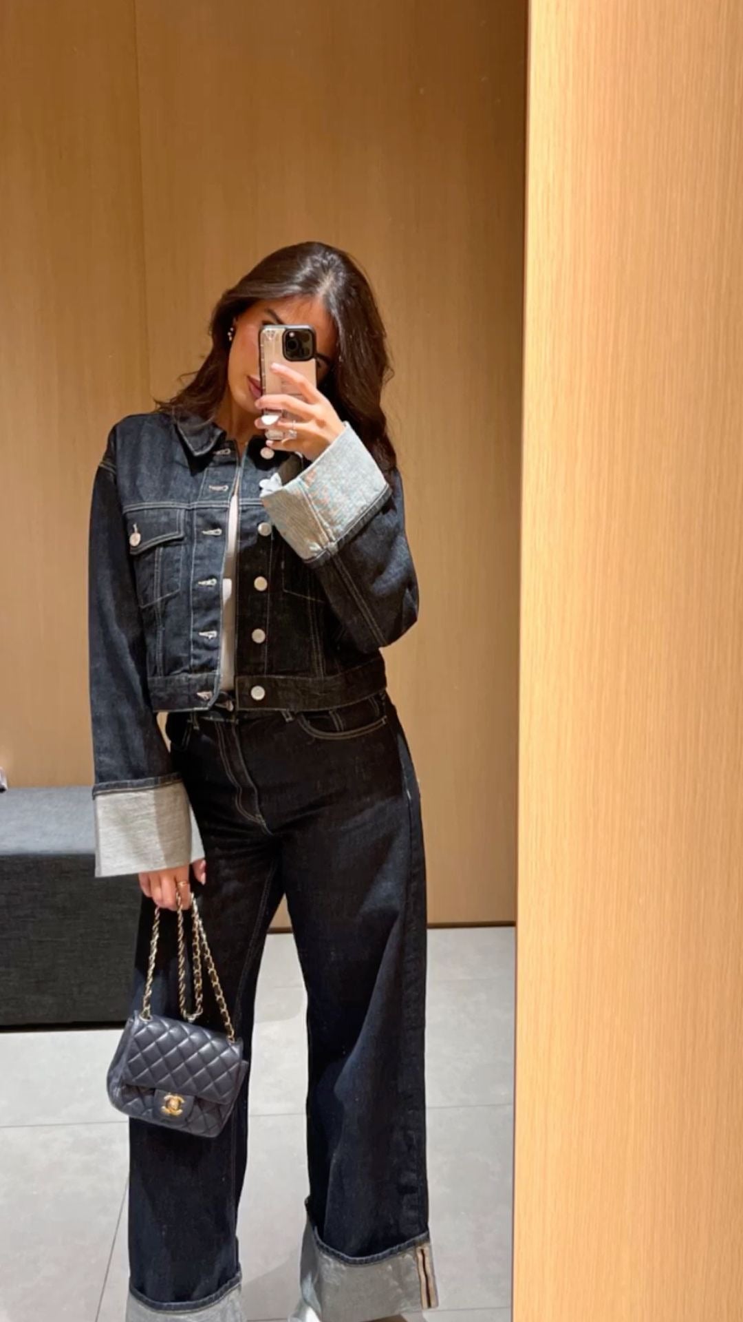 Damski zestaw denimowy z luźną bluzką i idealnie skrojonymi dżinsami, elegancki i swobodny wygląd.