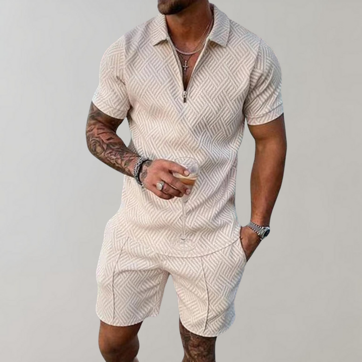 Męski letni zestaw: elegancka koszulka polo i pasujące szorty w kolorze khaki.