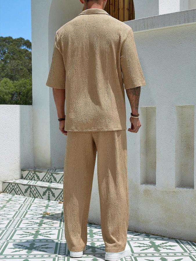 Nowoczesny dwuczęściowy zestaw męski, elegancki krój casual, neutralna tonacja, luźny fason, idealny na każdą okazję.