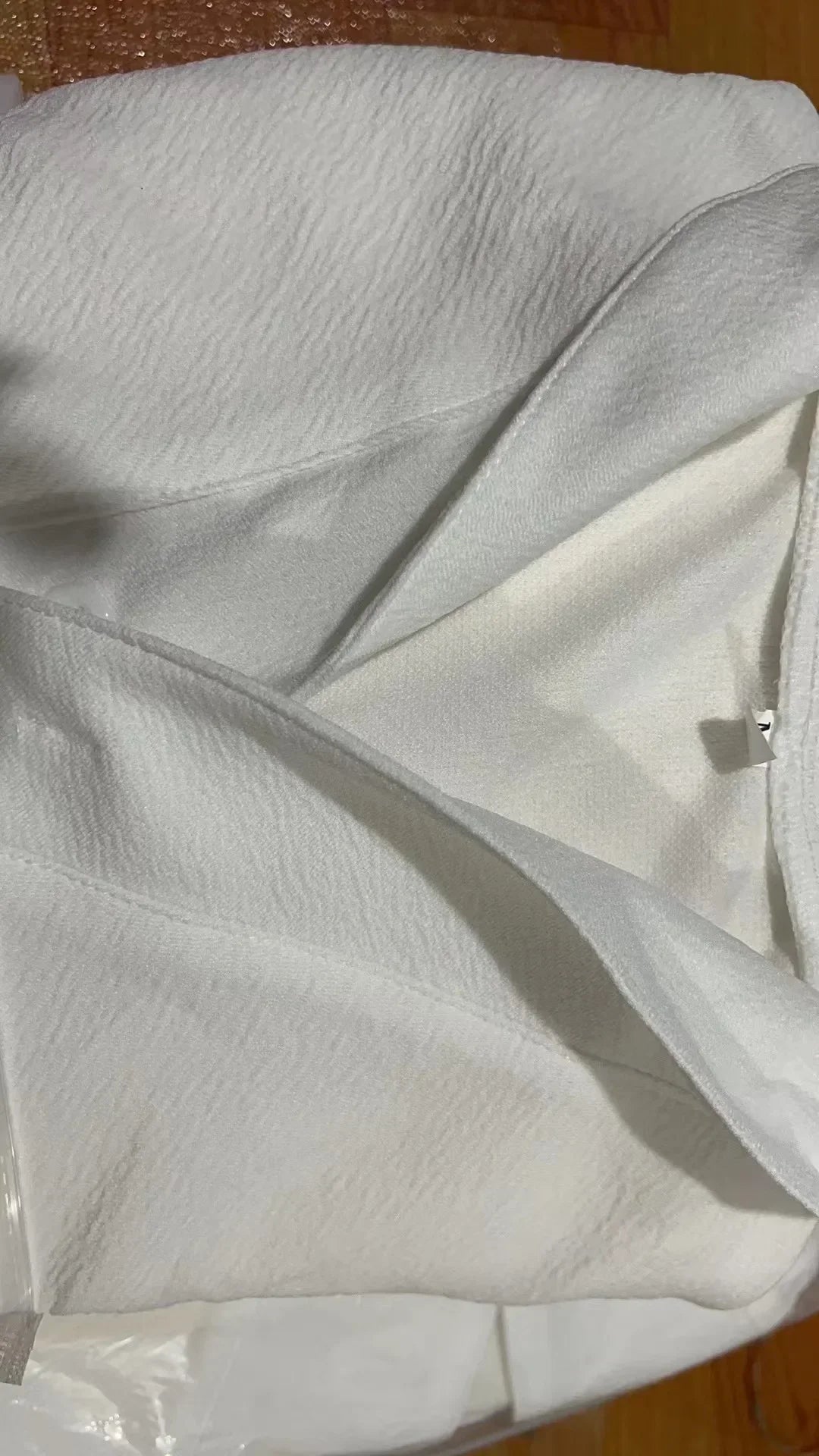 Męski zestaw lniany, biała koszula i czarne spodnie, luźny i elegancki krój, idealny na co dzień.