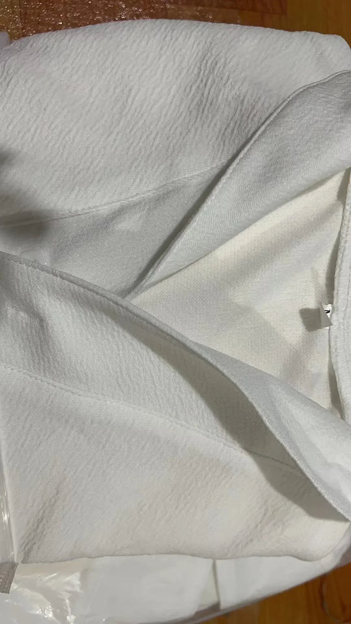 Męski zestaw lniany, biała koszula i czarne spodnie, luźny i elegancki krój, idealny na co dzień.