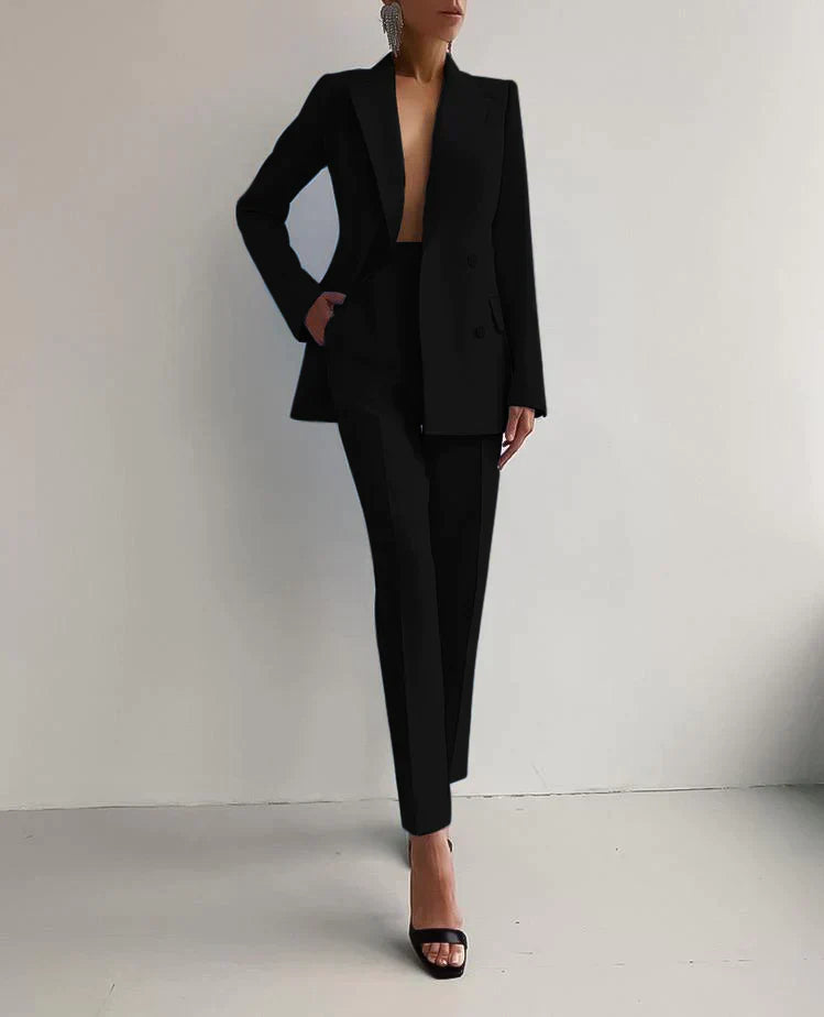 "Ensemble féminin chic avec blazer raffiné et pantalon slim, idéal pour un look élégant et sophistiqué."