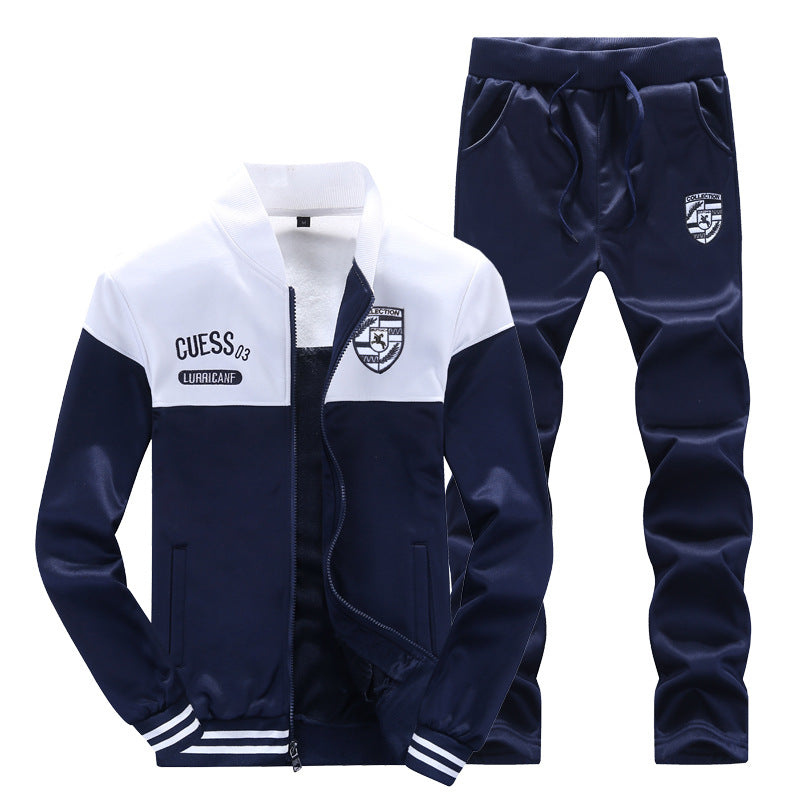 "Ensemble survêtement homme style baseball, blanc et bleu, avec design moderne et contrasté pour un look sportif et tendance.
