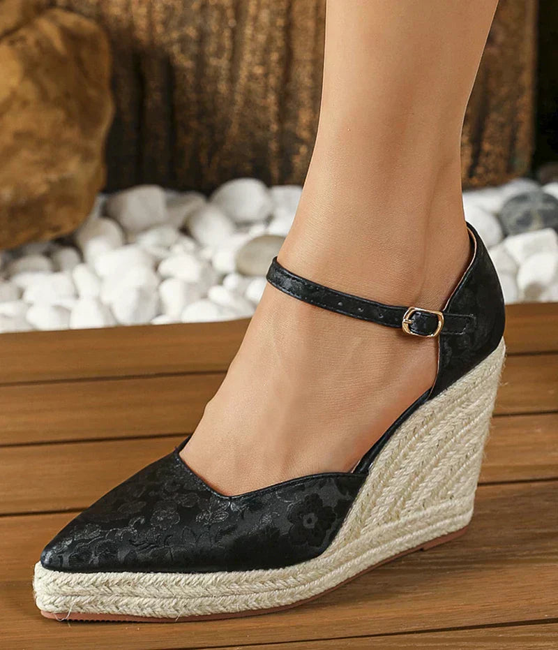 Eleganckie espadryle damskie na koturnie w stylu boho, z regulowanym paskiem i antypoślizgową podeszwą, klasyczny i nowoczesny design.