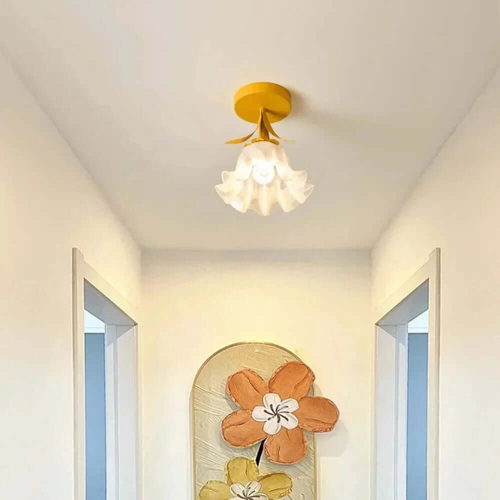 Prosta plafoniera Tiffany z mini-kwiatami