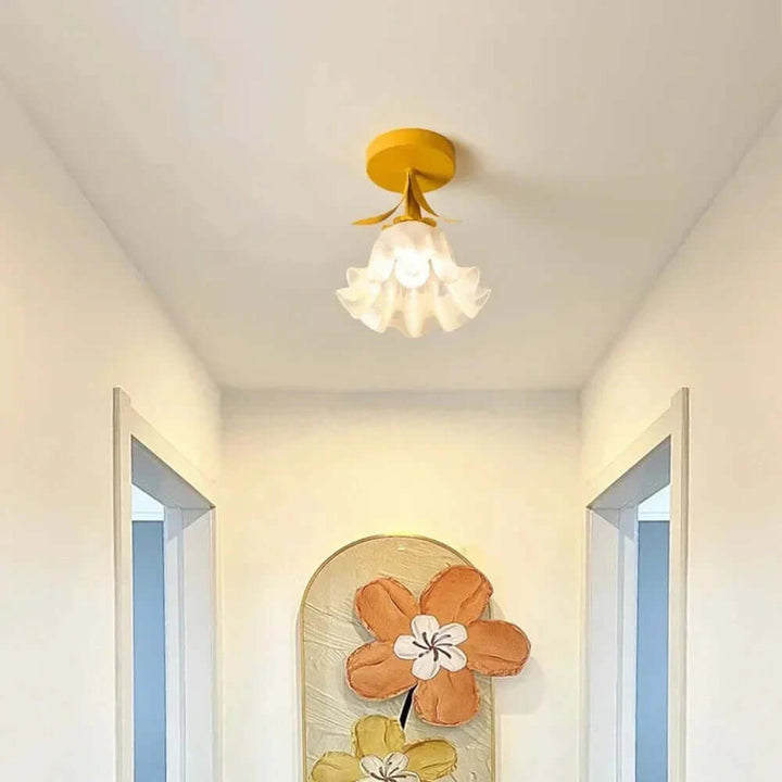 Prosta plafoniera Tiffany z mini-kwiatami