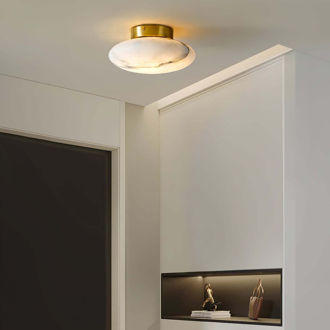 Owalna lampa sufitowa z alabastru i mosiądzu