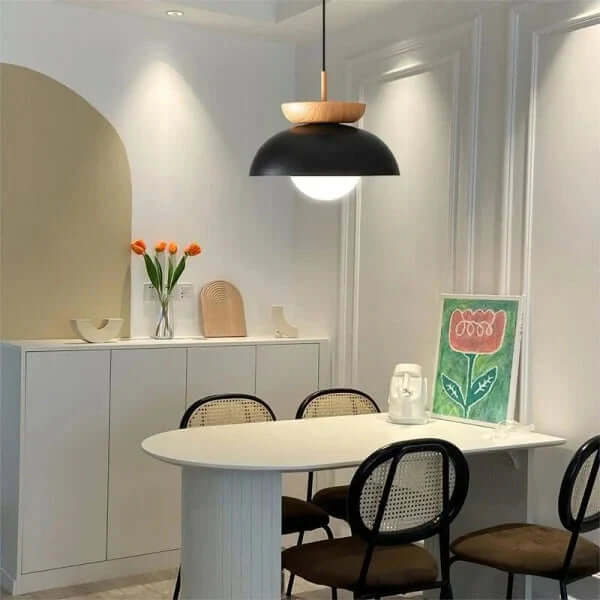 Projekt lampy wiszącej z drewna, styl minimalistyczny
