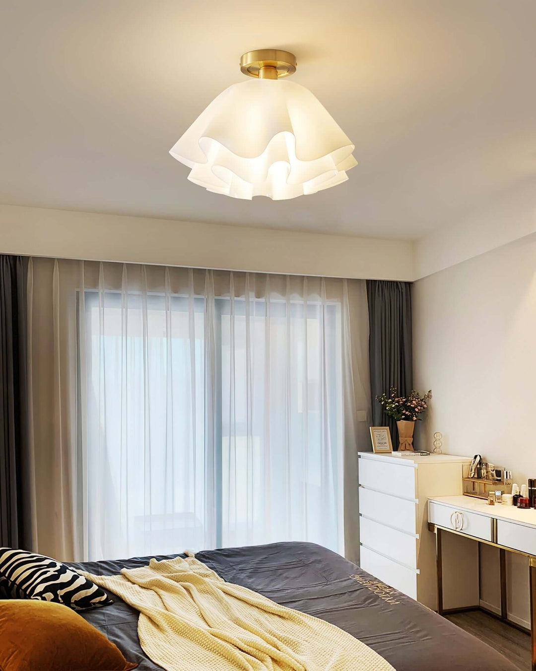 Estetyczna lampa sufitowa Gailon w minimalistycznym wnętrzu