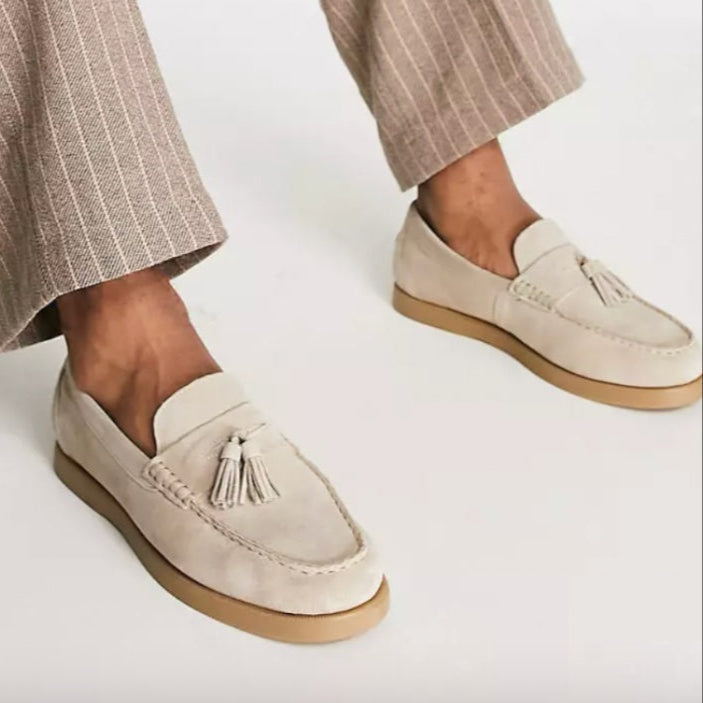Męskie zamszowe mokasyny z eleganckim chwostem i grubą podeszwą, beżowe, wyrafinowany detal i optymalny komfort