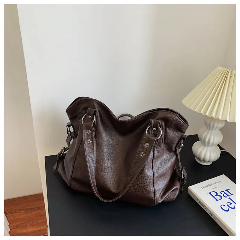 Elegancka torba shopper ze skóry groszkowanej, prezentowana z przodu, ukazująca jej stylowy design i praktyczny kształt