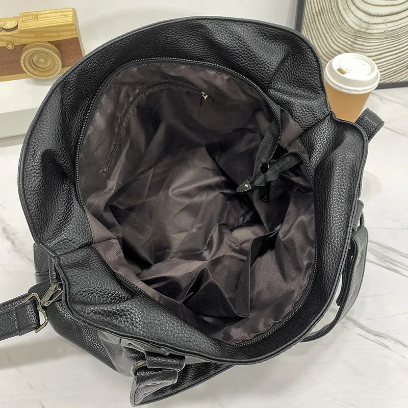 Widok z boku eleganckiej torby shopper ze skóry groszkowanej, podkreślający jej pojemność i kształt