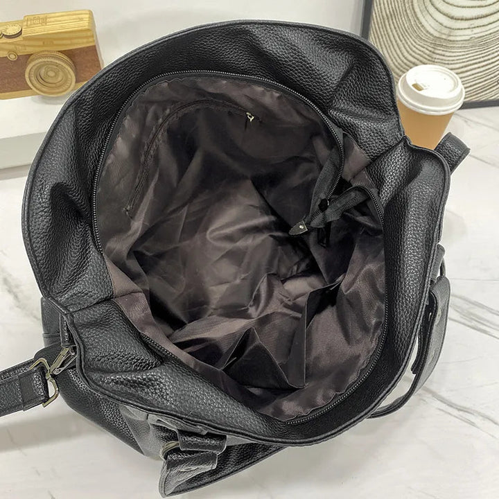 Widok z boku eleganckiej torby shopper ze skóry groszkowanej, podkreślający jej pojemność i kształt
