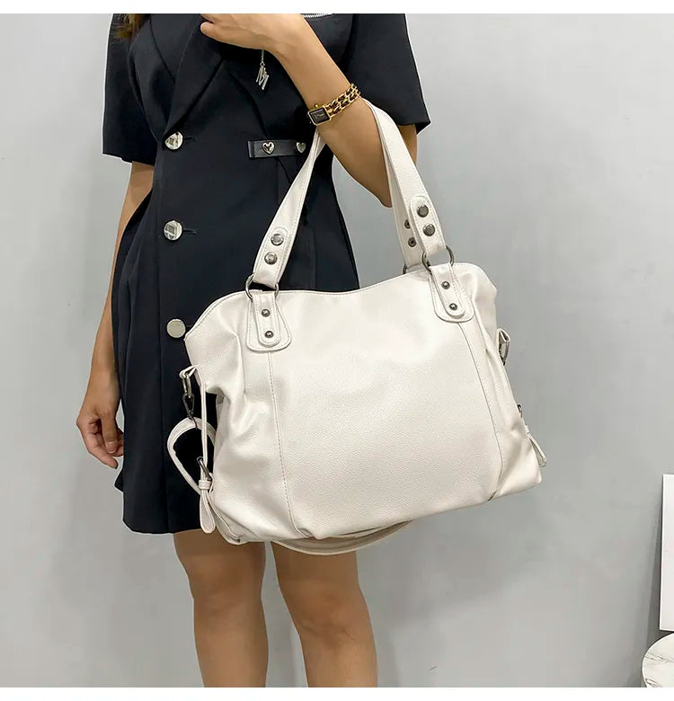 Elegancka torba shopper ze skóry groszkowanej, prezentująca detale takie jak uchwyty i zapięcie