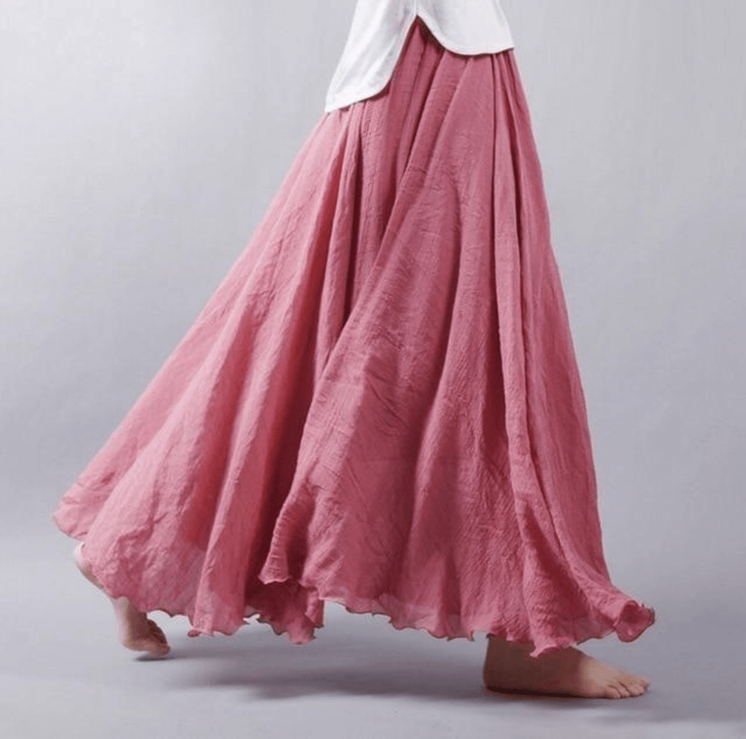 Długa spódnica boho w kolorze beżowym, z płynnym krojem, elastycznym pasem, idealna na elegancki i wygodny letni styl.