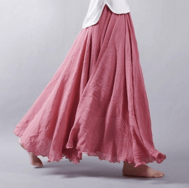 Długa spódnica boho w kolorze beżowym, z płynnym krojem, elastycznym pasem, idealna na elegancki i wygodny letni styl.