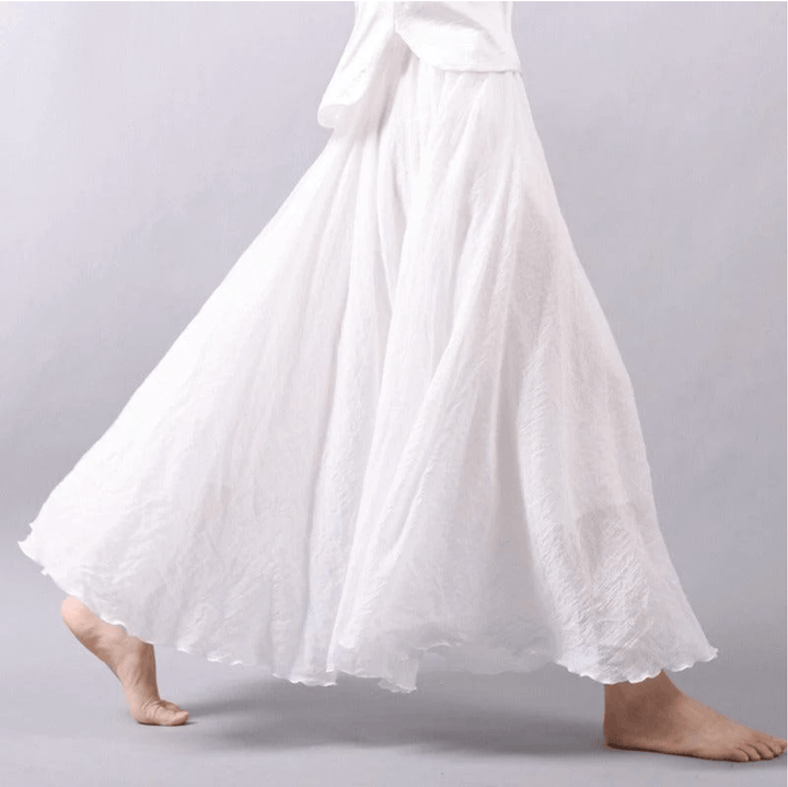 Długa spódnica boho w kolorze beżowym, z płynnym krojem, elastycznym pasem, idealna na elegancki i wygodny letni styl.