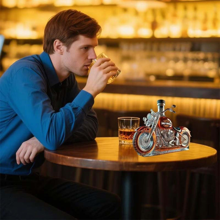 Luksusowa karafka whisky motocykl, unikalna ozdoba domowego barku. Ręcznie wykonana, wysoka jakość.