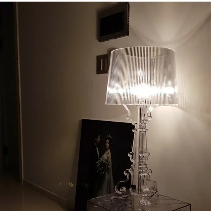 Elegancka i glamour lampa stołowa, współczesny design w kolorze białym lub czarnym, delikatne światło dla luksusowej atmosfery.