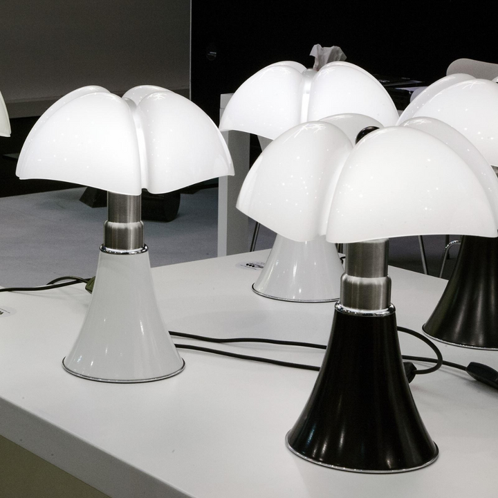 Stołowa Lampa Kwietna retro bezprzewodowa LED, kwiatowy design ze stali, miękkie i ciepłe światło, elegancki wystrój wnętrz