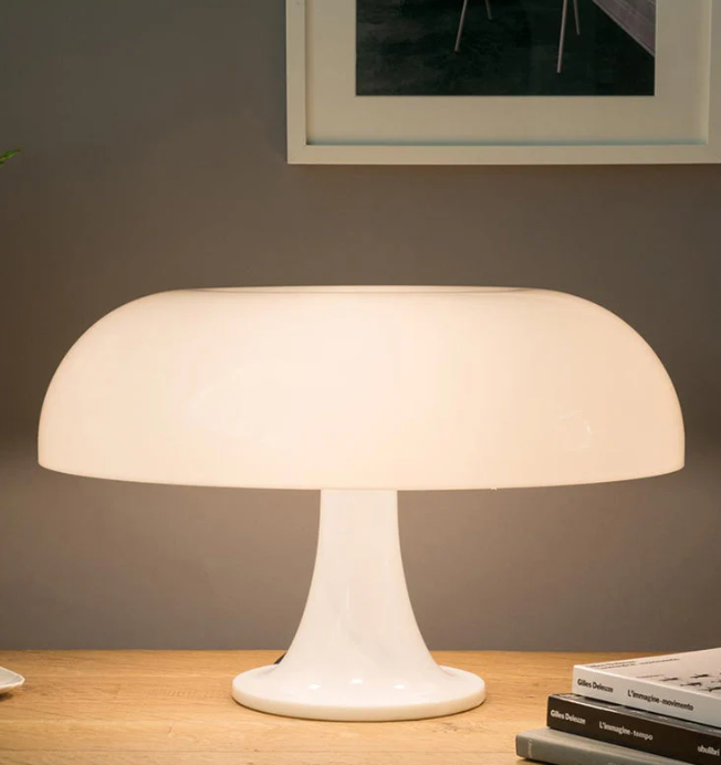 Minimalistyczna lampka stołowa LED w kształcie grzybka, elegancki nowoczesny design, do ciepłego oświetlenia wnętrza.